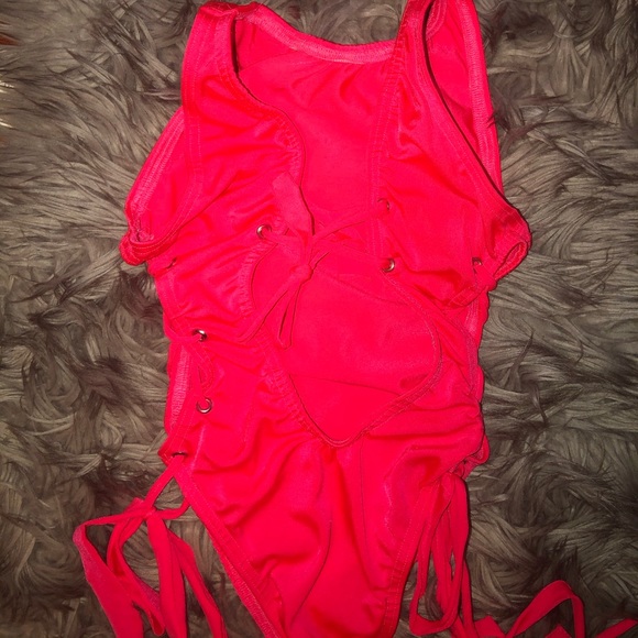 Coral One piece - Picture 4 of 6